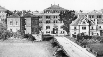 Auf dieser historischen Aufnahme ist im Vordergrund der Kasernendamm zu sehen, auf dem sich am 15. Juli 1926 eine größere Menschenmenge versammelt, um das Hochwasser der Rezat anzusehen. Im Hintergrund die Hindenburgkaserne, wo sich heute die Hochschule befindet. (Repro: Winfried Vennemann)
