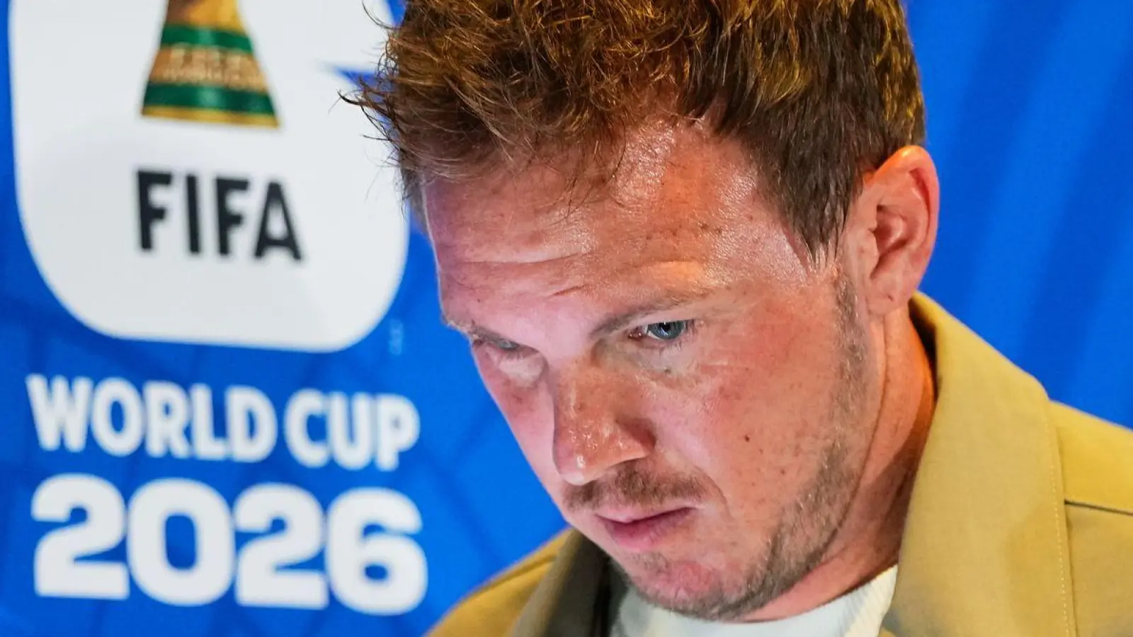 Julian Nagelsmann spricht über die Kritiker und die WM-Erwartungen.  (Foto: Martin Meissner/AP/dpa)