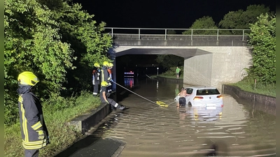 Die Markt Bibarter Feuerwehr barg den im Hochwasser steckenden Wagen. (Foto: Feuerwehr Markt Bibart)