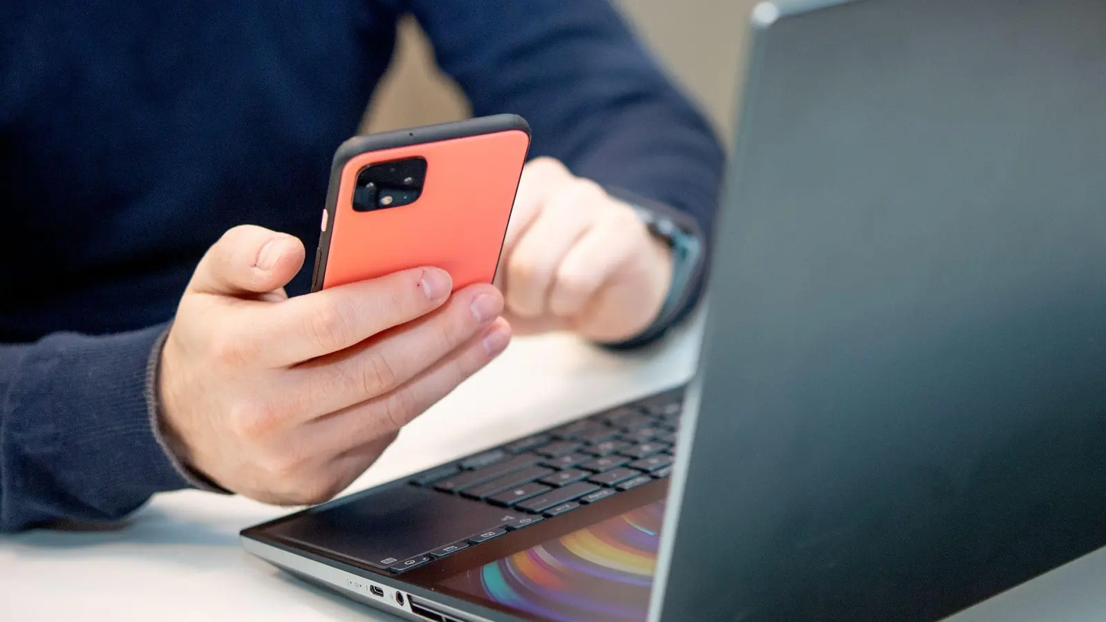 Bringt mehr Sicherheit: Bei der Zweifaktor-Authentisierung muss beim Log-in zusätzlich zum Passwort noch ein Code eingegeben werden. (Foto: Zacharie Scheurer/dpa-tmn)