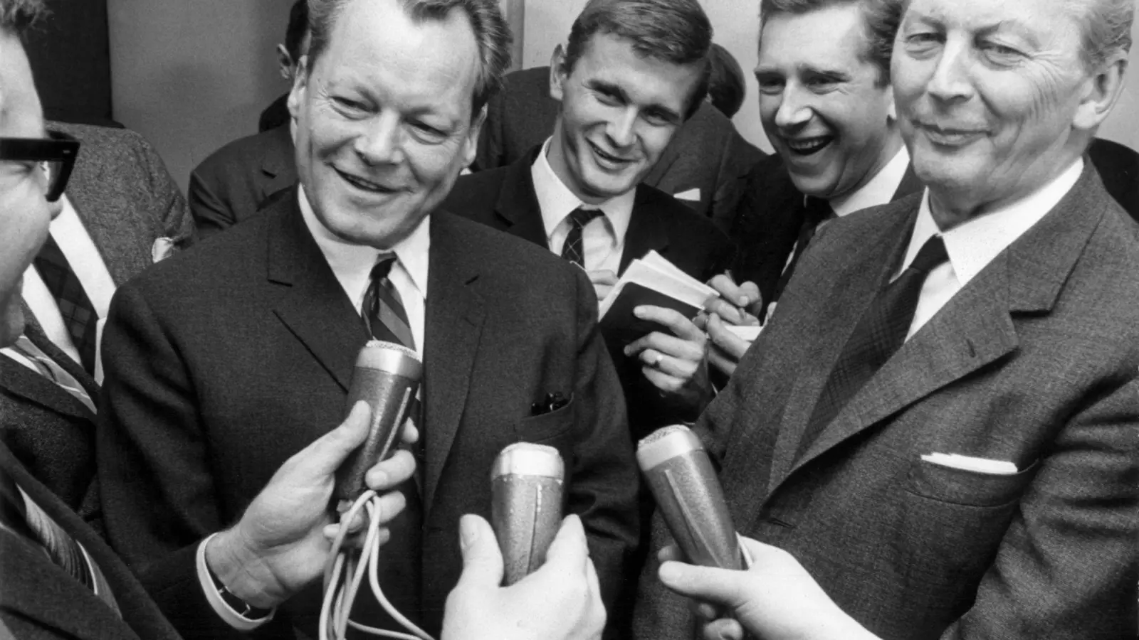 Die erste „Groko“: CDU-Kanzlerkandidat Kurt Georg Kiesinger und SPD-Chef Willy Brandt besiegeln 1966 das Bündnis aus Union und Sozialdemokraten, die zusammen auf fast 87 Prozent der Stimmen kamen (2021: 50 Prozent). (Foto: Wolfgang Weihs/dpa)