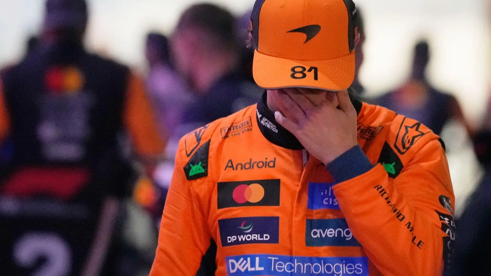 Sinnbildlich für McLaren nach dem Rennen in Katar: Ein sprachloser Oscar Piastri. (Foto: Darko Bandic/AP/dpa)