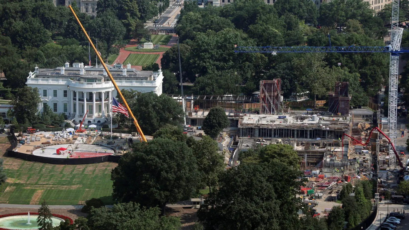 Trump erhofft sich grünes Licht vom Supreme Court für den Bau seines Prestigeprojektes. (Archivbild) (Foto: Rahmat Gul/FR172204 AP/AP/dpa)