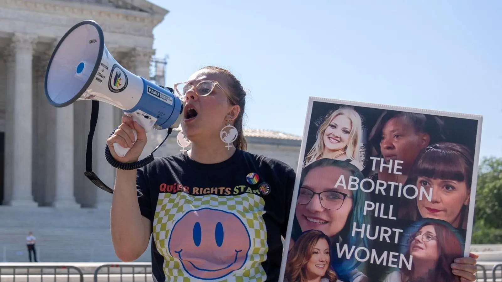 Abtreibungsgegner demonstrieren vor dem Supreme Court in Washington. (Foto: Mark Schiefelbein/AP/dpa)