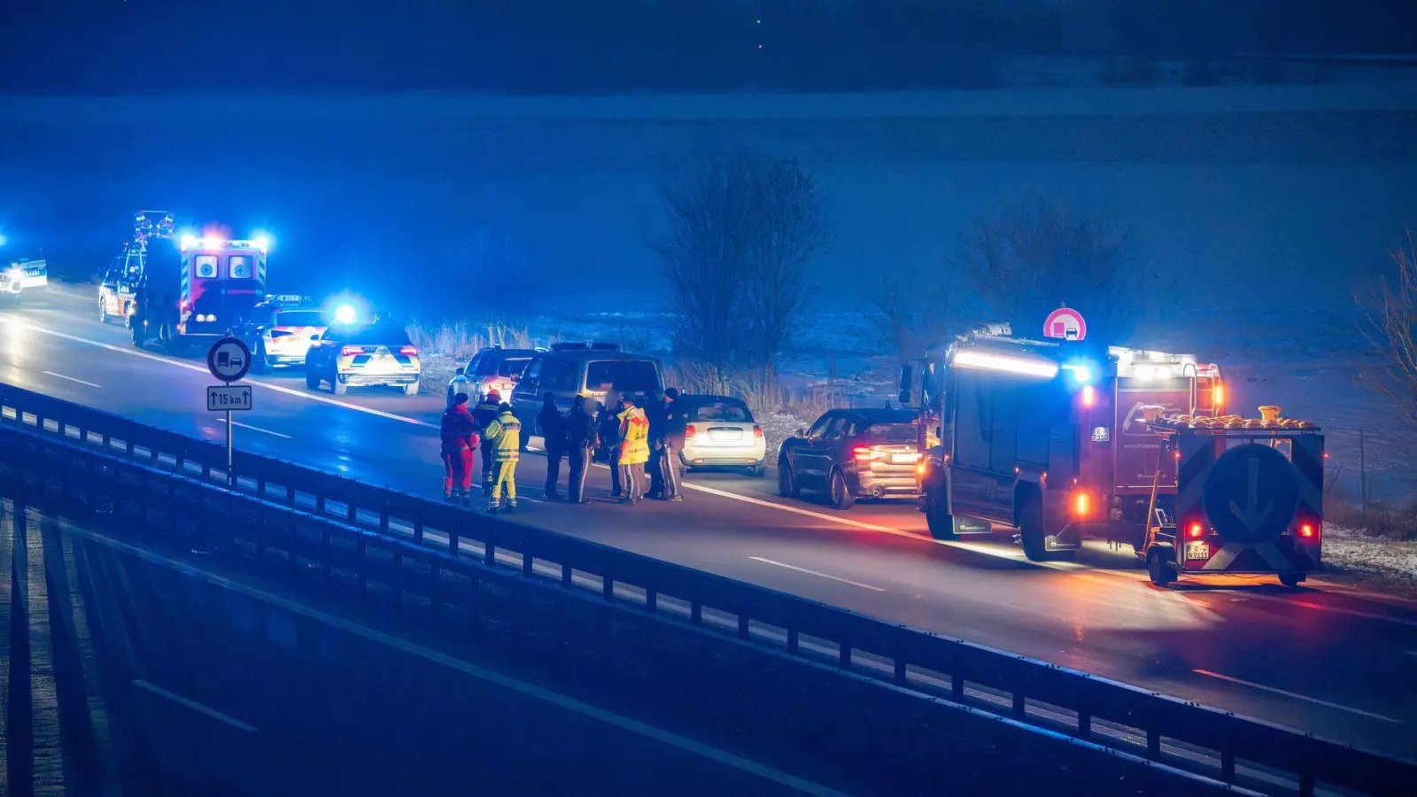 Die Polizei hat die A3 im Landkreis Regensburg in beide Richtungen gesperrt. (Foto: NEWS5 / Lars Haubner/NEWS5/dpa)
