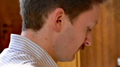 Das Orgelspielen hat Willi sich selbst beigebracht.  (Foto: Malin Wunderlich/dpa)