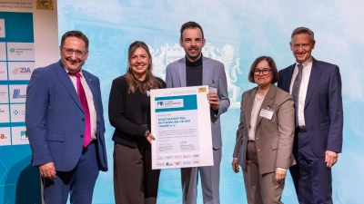 Bei der Preisverleihung (von links nach rechts): Staatssekretär Tobias Gotthardt, Stadtmarketing-Geschäftsführerin Brigitte Orf, Oberbürgermeister Christoph Rösch, Susanne Klausner vom Zentralen Immobilienausschuss und Wolfgang Puff, Hauptgeschäftsführer im Handelsverband Bayern. (Foto: StMWI / Alexandra Beier)