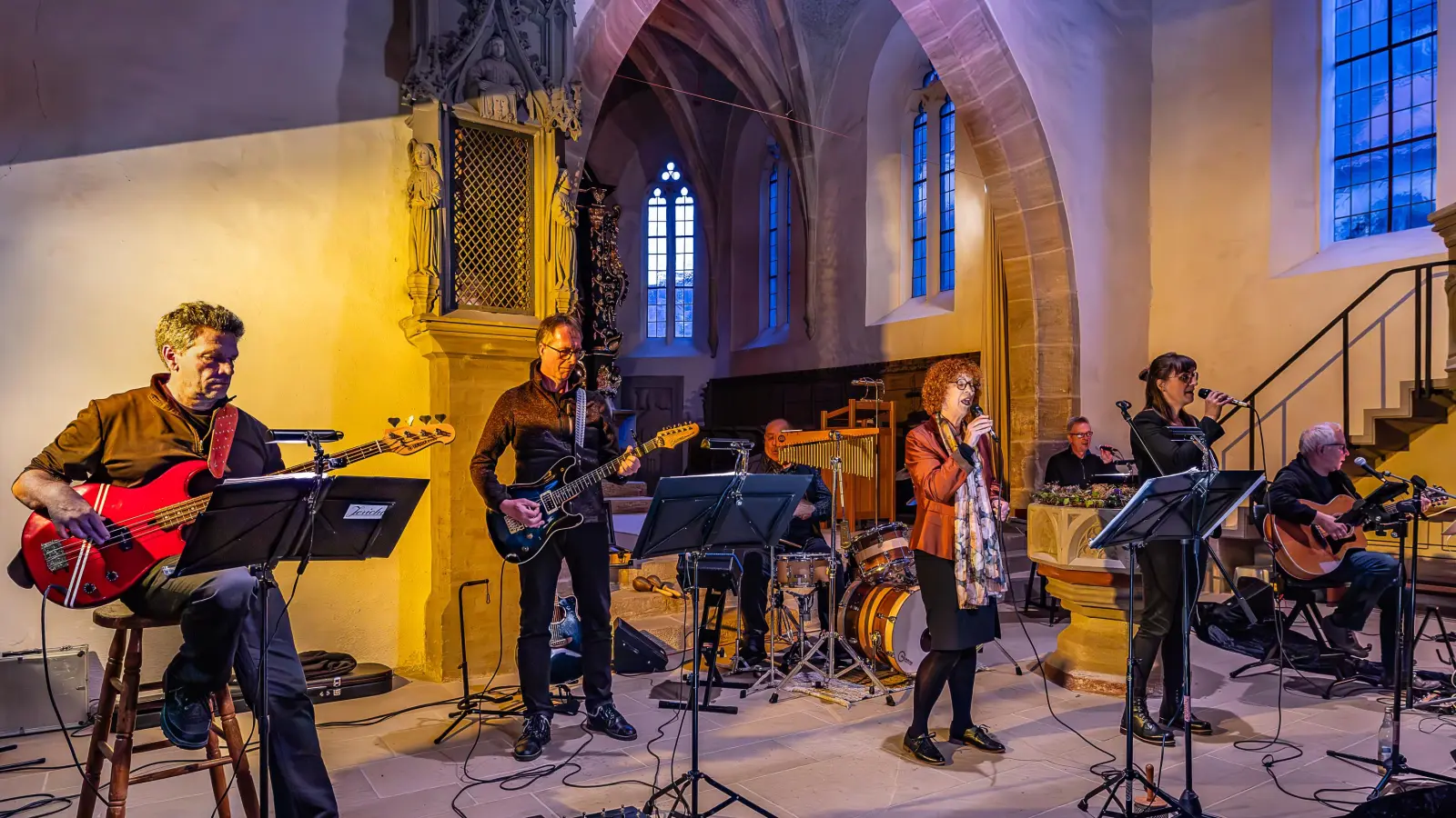 Die Band Jericho mit (von links) dem Bassisten Hans-Jürgen Neupert, Volker Büchs an der Gitarre, am Schlagzeug Johannes Neugebauer, Eva Schürmann und Kathrin Riedl als Sängerinnen, Roland Weger am Keyboard und Wolfgang Mai (Gitarre und Gesang) in der Johanniskirche in Feuchtwangen. (Foto: Günter Schmidt)