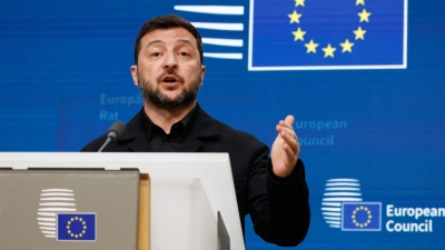 Der ukrainische Staatschef Wolodymyr Selenskyj hat bei einer Pressekonferenz in Brüssel China eine Unterstützung von Russland vorgeworfen. (Foto: Geert Vanden Wijngaert/AP/dpa)