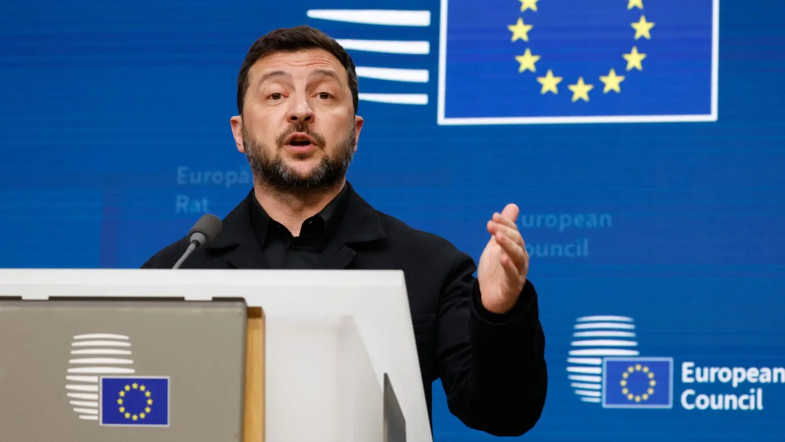 Der ukrainische Staatschef Wolodymyr Selenskyj hat bei einer Pressekonferenz in Brüssel China eine Unterstützung von Russland vorgeworfen. (Foto: Geert Vanden Wijngaert/AP/dpa)