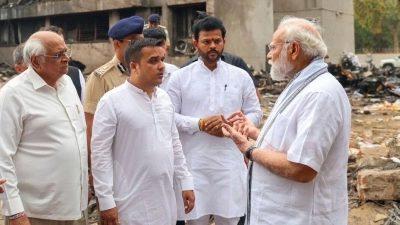 Im Gespräch mit Beamten und Bergungsteams machte sich Indiens Regierungschef ein Bild von der Lage. (Foto: Uncredited/Prime Minister Narendra Modi on X/AP/dpa)