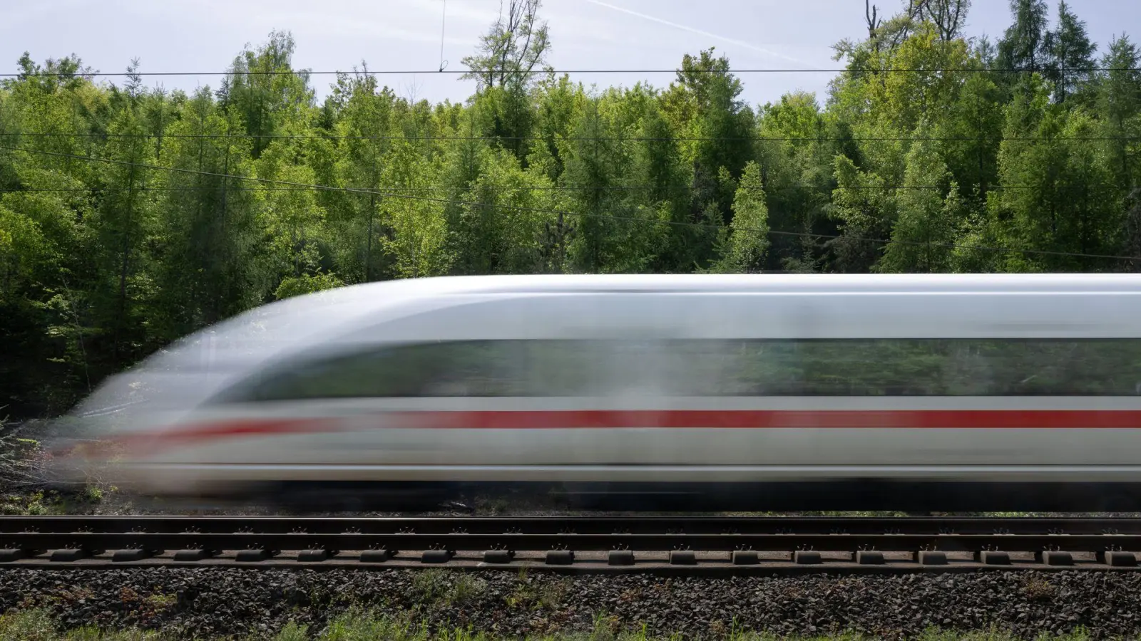 Fernverkehrszüge müssen zwischen Wolfsburg und Berlin umgeleitet werden. (Foto: Boris Roessler/dpa)