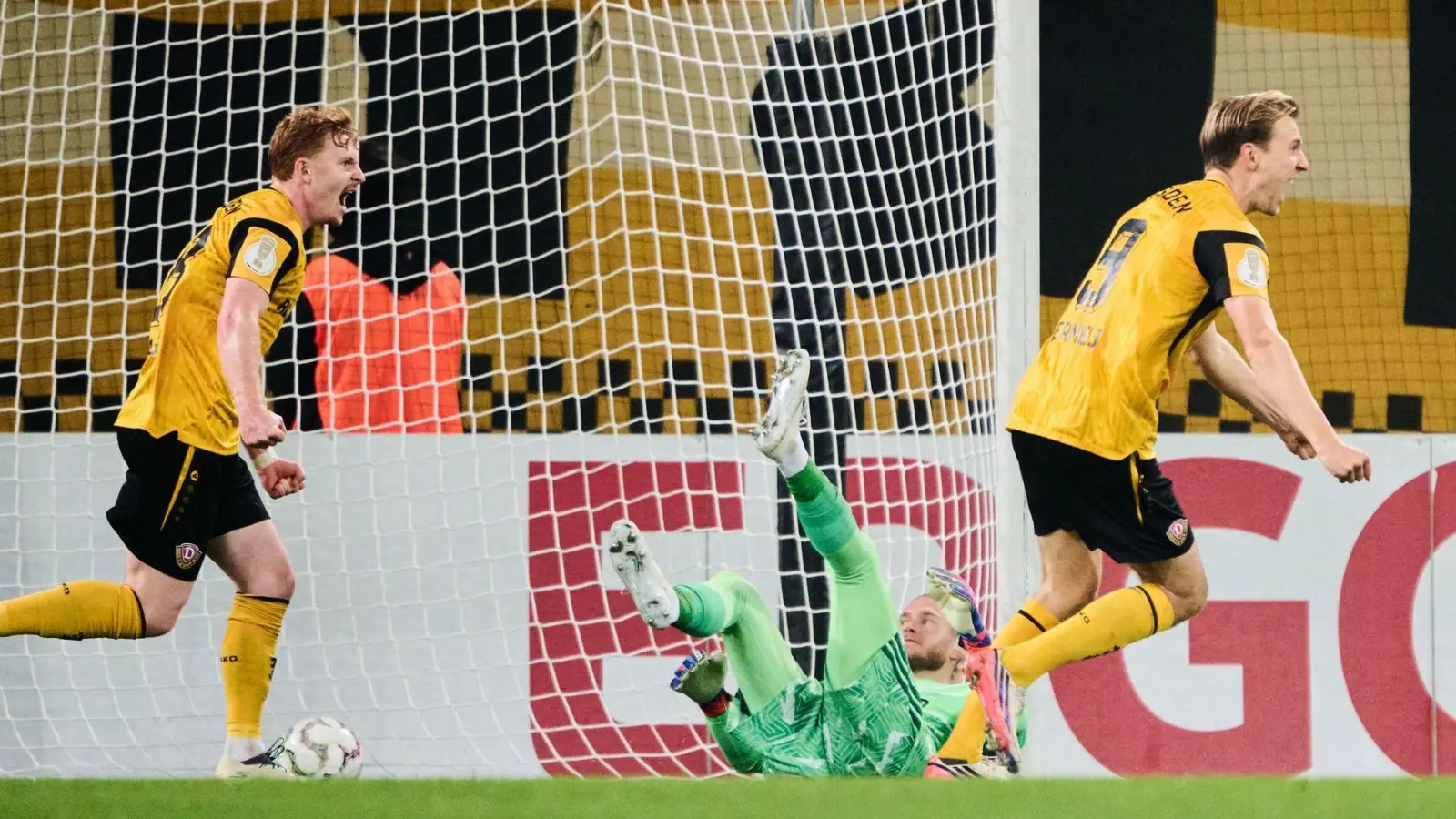 Schalkes Torwart Loris Karius (M) kann die 1:0-Führung von Dynamo Dresden nicht verhindern.  (Foto: Robert Michael/dpa)