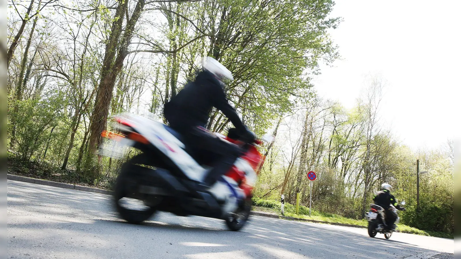 Zu Beginn der Motorradsaison werden am Wochenende viele Biker auf den Straßen erwartet. (Symbolbild) (Foto: Roland Weihrauch/dpa)