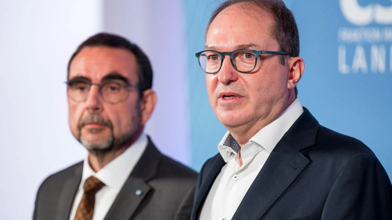 Die CSU-Politiker Alexander Dobrindt (rechts) und Klaus Holetschek lehnen Sozialbeiträge auf Kapitalerträge kategorisch ab.  (Foto: Daniel Vogl/dpa)