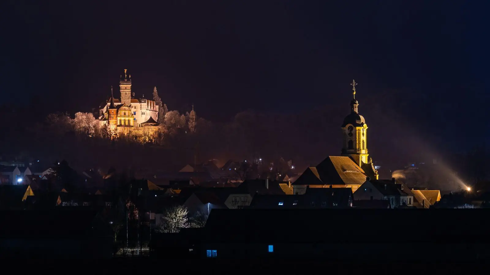 Das war die tiefe Ruhe über Scheinfeld vor der letzten Stunde des Jahres 2024 mit dem illuminierten Schloss Schwarzenberg. (Foto: Mirko Fryska)