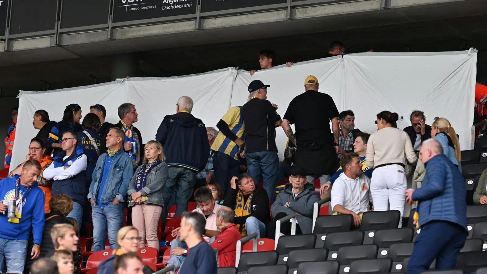 Ein Zuschauer ist nach einem Notfall bei der Zweitliga-Partie zwischen Eintracht Braunschweig und Dynamo Dresden gestorben. (Foto: Swen Pförtner/dpa)