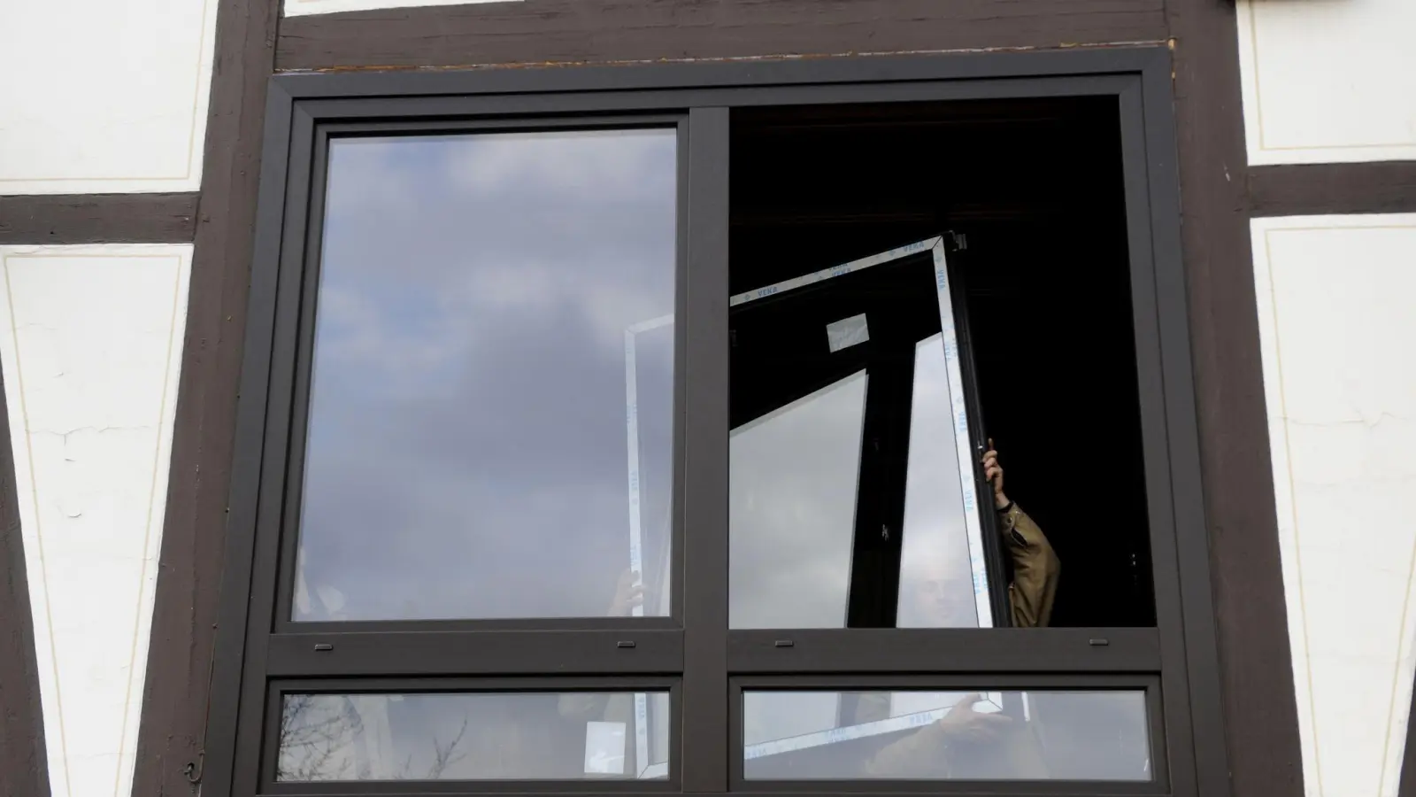 Wird der bestehende Fensterrahmen nicht ausgebaut, sind die Belastung durch Schmutz und Arbeitsintensität für die Bewohner überschaubar. (Foto: Frank May/dpa/dpa-tmn/Archivbild)