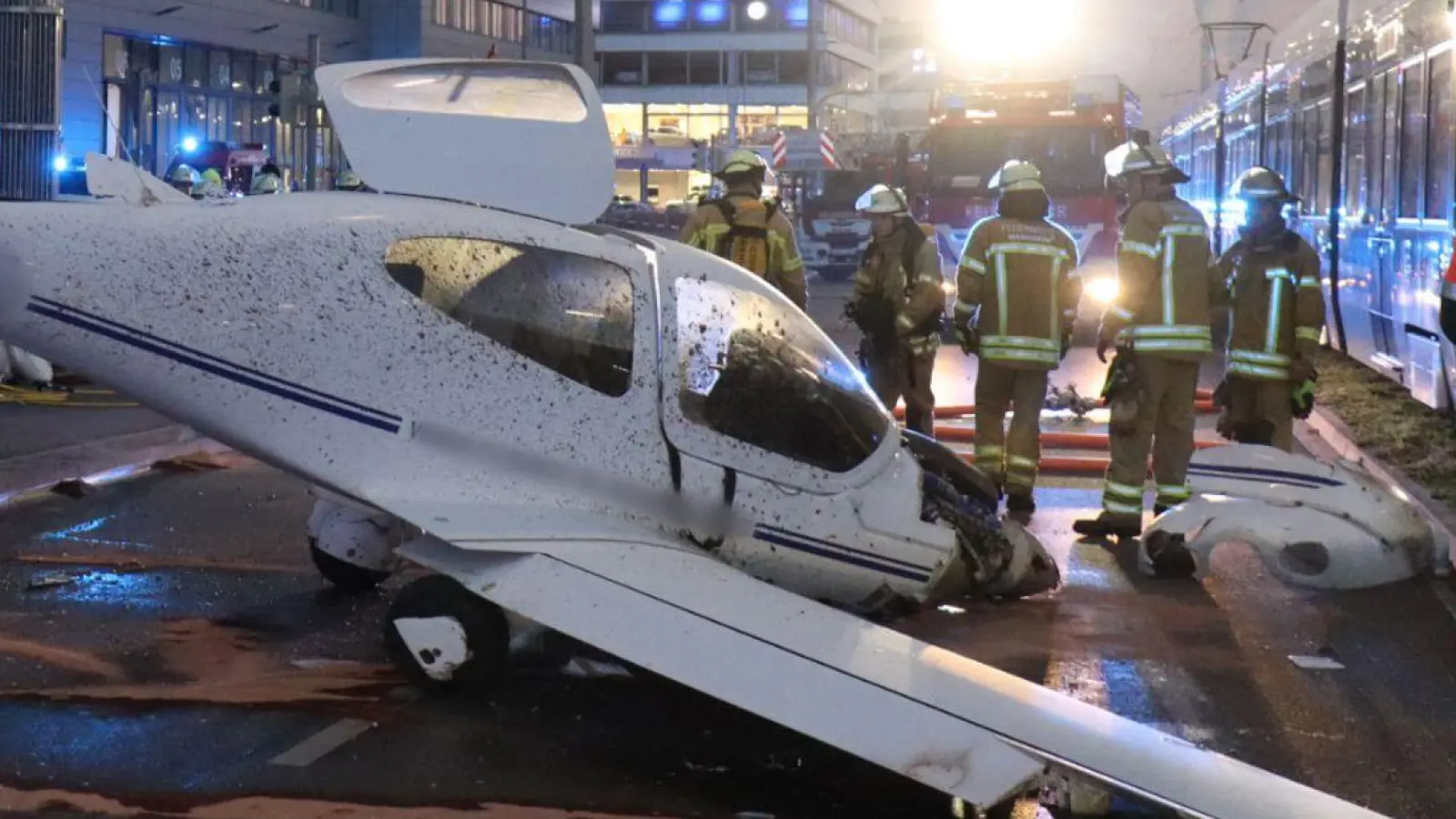 Ein Flugzeug ist im Mannheimer Stadtgebiet notgelandet. (Foto: Rene Priebe/PR-Video /dpa)