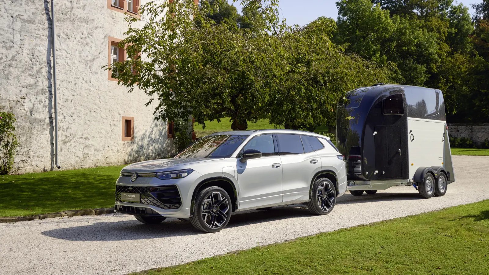 In der Vergangenheit waren der Tiguan, Tiguan Allspace und Touareg besonders bei Wohnwagen-Enthusiasten und Pferdeliebhabern als Zugfahrzeug beliebt. Beim Tayron liegt die Zuglast zwischen 2.000 kg und 2.500 kg. (Foto: Volkswagen AG)