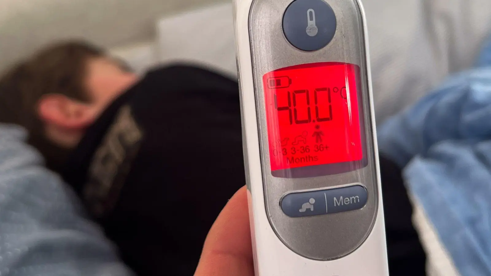 Eine Grippe beginnt meistens plötzlich mit Fieber oder einem deutlichen Krankheitsgefühl. (Symbolbild) (Foto: Julian Stratenschulte/dpa)