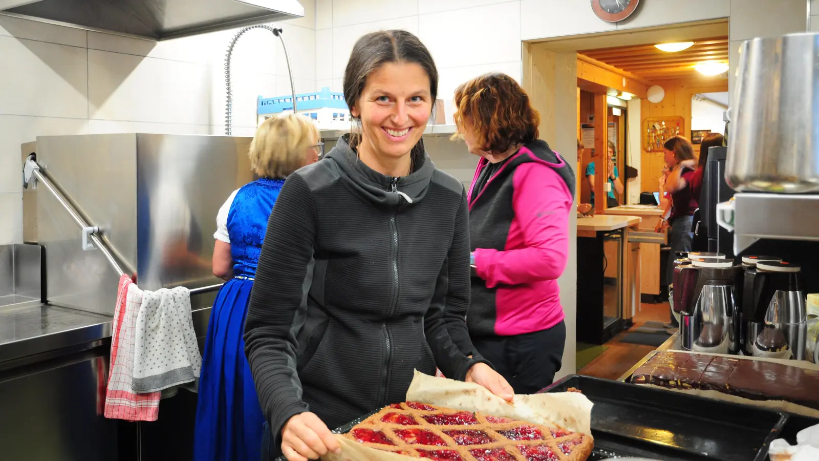 Für das Kuchenbüffet der Sektion packt Pächterin Cornelia Falch gerne mit an. Bis tief in die Nacht kümmern sich dann ihr Mann und das Personal um die Wünsche der Ansbacher.  (Foto: Jonas Volland)