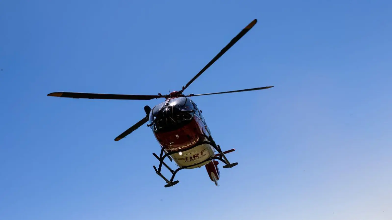 Der Gleitschirmpilot wurde mit einem Rettungshubschrauber in eine Klinik geflogen, wo er später verstarb. (Symbolbild) (Foto: Philipp von Ditfurth/dpa)