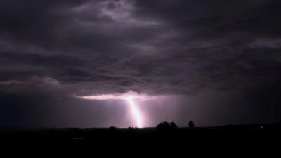 Schwere Gewitter könnten ab dem Nachmittag vor allem über den Westen Bayerns ziehen. (Archivbild) (Foto: Karl-Josef Hildenbrand/dpa)