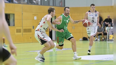 In der 1. Basketball-Regionalliga Südost starteten die Ansbach Piranhas um Co-Trainer Bastian Doreth (in Grün) gegen den TSV Vilsbiburg (Benjamin Heinrich) in die Saison, gegen den sie in der vergangenen Saison beide Spiele verloren hatten. (Foto: Martin Rügner)