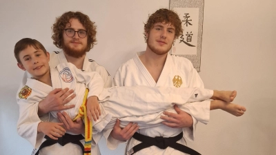 Drei erfolgreiche Judokämpfer: Jonathan (links stehend) und Samuel Bischoff (rechts stehend) zählen zu den besten Judokas in Deutschland. Der kleine Bruder Benjamin ist ebenfalls schon sehr erfolgreich in dem Kampfsport. (Foto: Iris Bischoff)