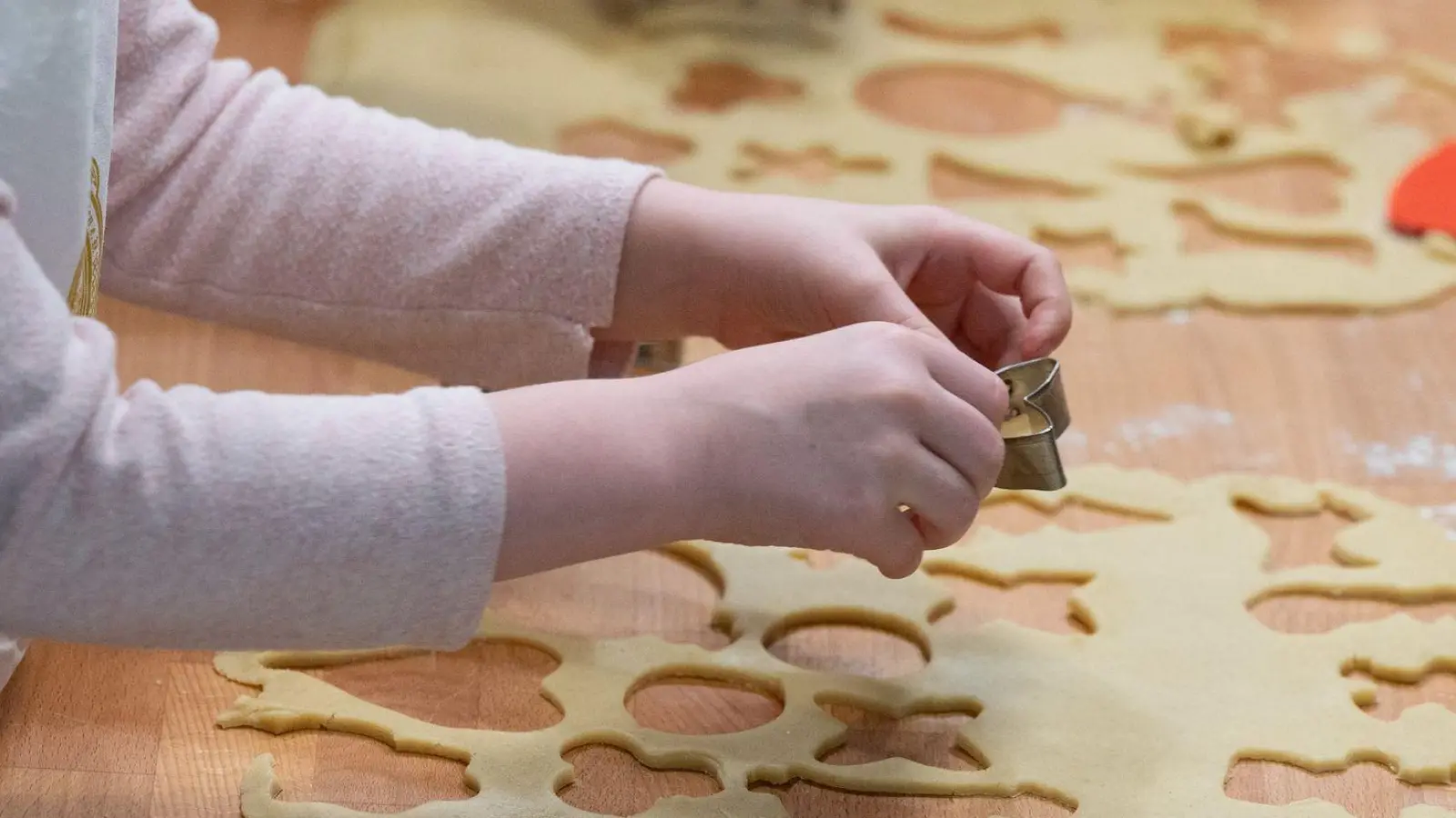 Weihnachtsbäckerei - ob sie teurer wurde, kommt unter anderem auf den Buttergehalt an. (Archivbild) (Foto: Sebastian Kahnert/dpa)