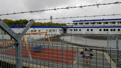 Stacheldraht umgibt die Container des Ausreisegewahrsams am Hamburger Flughafen. (Archivbild) (Foto: Axel Heimken/dpa)