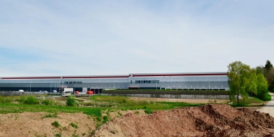 Das Logistikzentrum, das die Firma GBL im Ansbacher Süden errichtet hat, ist nun in Betrieb. Mieter des gesamten Komplexes ist die Elektrofirma Haier Germany, die hier ihr zentrales Lager eingerichtet hat. (Foto: Jim Albright)