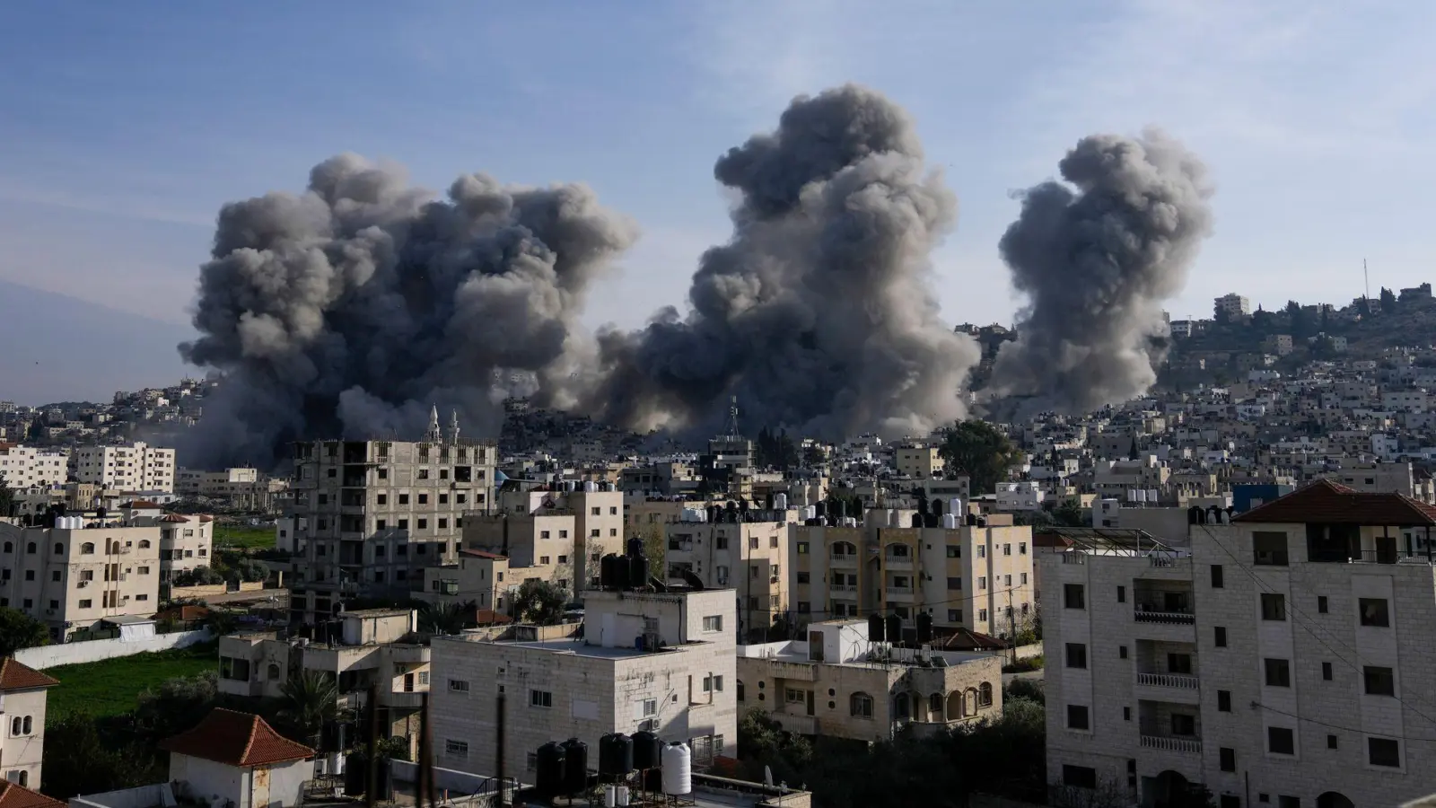 Israels Armee sprengte in der Stadt Dschenin Gebäude in die Luft, die von militanten Palästinensern genutzt worden sein sollen. (Foto: Majdi Mohammed/AP/dpa)