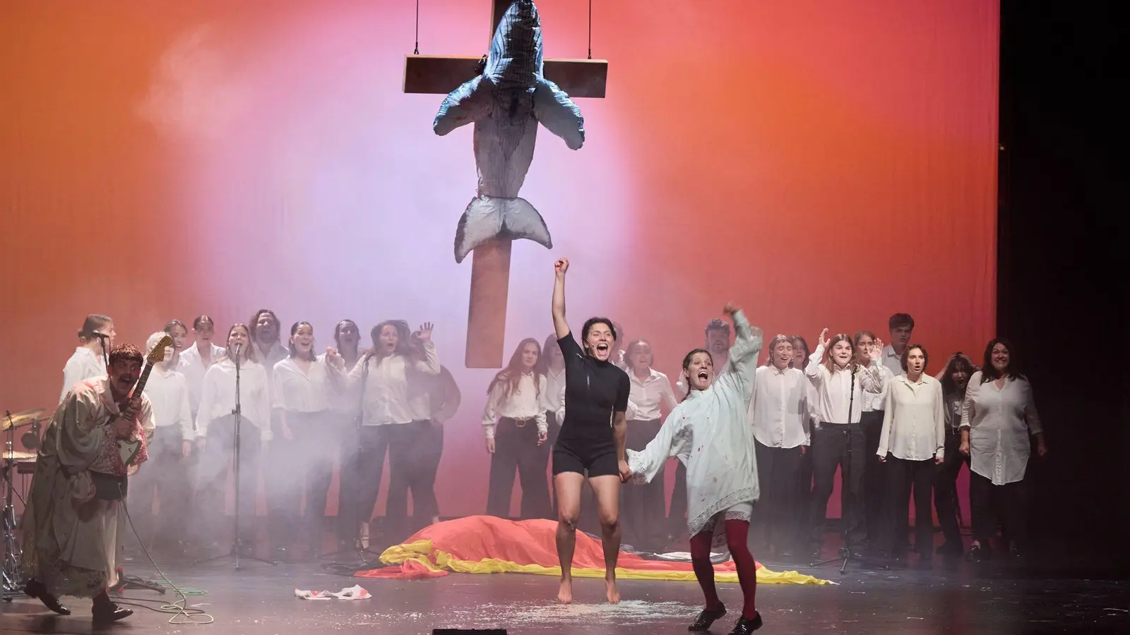 Die Darstellerinnen und Darsteller des Theaterstücks „Timmy - Die Hope stirbt zuletzt“. (Archivbild)  (Foto: Georg Wendt/dpa)