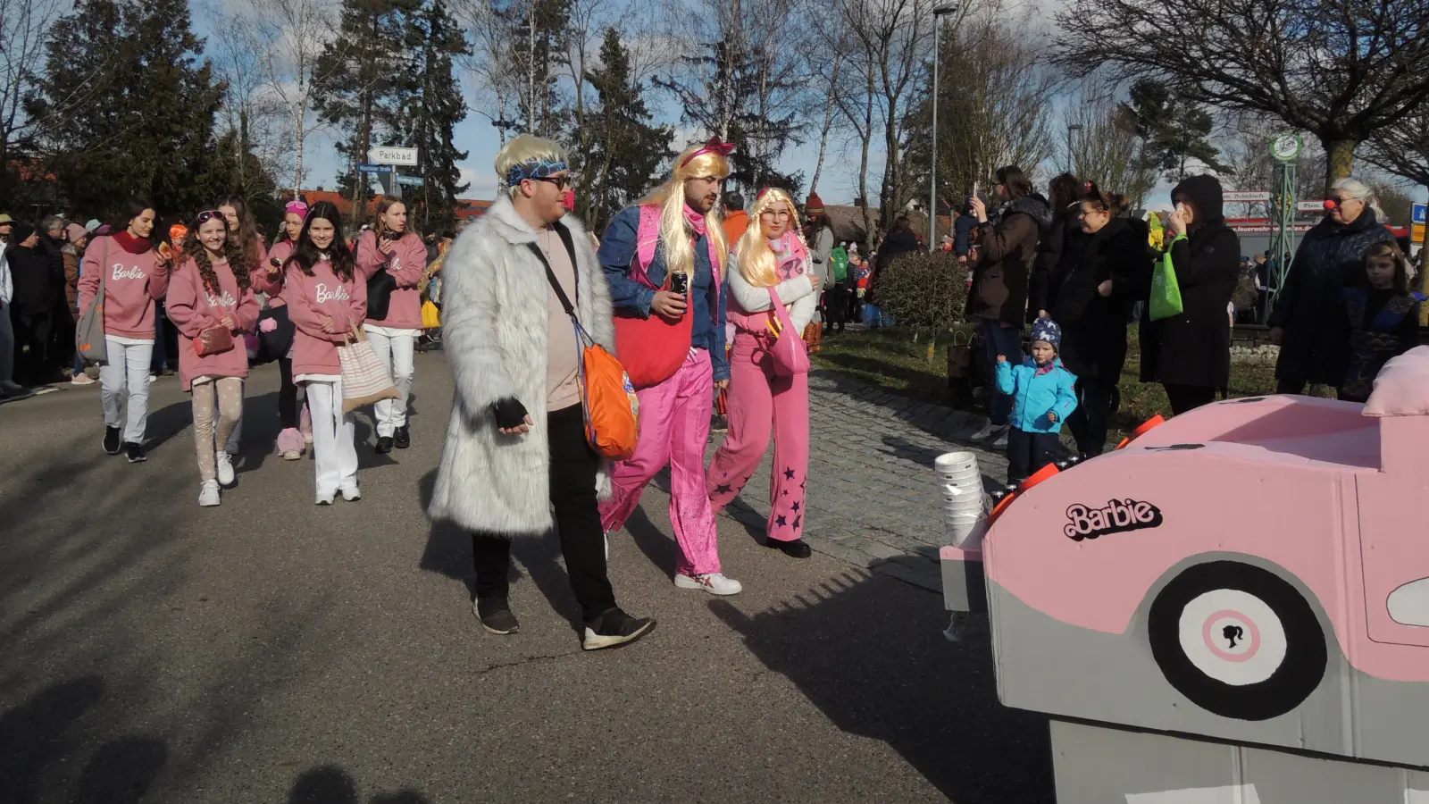 Barbie und Ken dürfen nicht fehlen: Die Faschingsgoldies personifizierten sie.  (Foto: Peter Zumach)