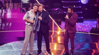 Gastgeber Giovanni Zarrella (rechts) und Entertainer Howard Carpendale und sein Sohn Wayne (links) standen gemeinsam auf der Bühne. (Archivbild) (Foto: Bernd Thissen/dpa)