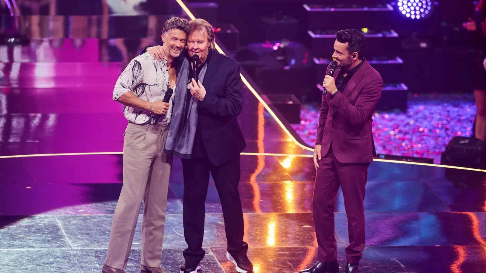 Gastgeber Giovanni Zarrella (rechts) und Entertainer Howard Carpendale und sein Sohn Wayne (links) standen gemeinsam auf der Bühne. (Archivbild) (Foto: Bernd Thissen/dpa)
