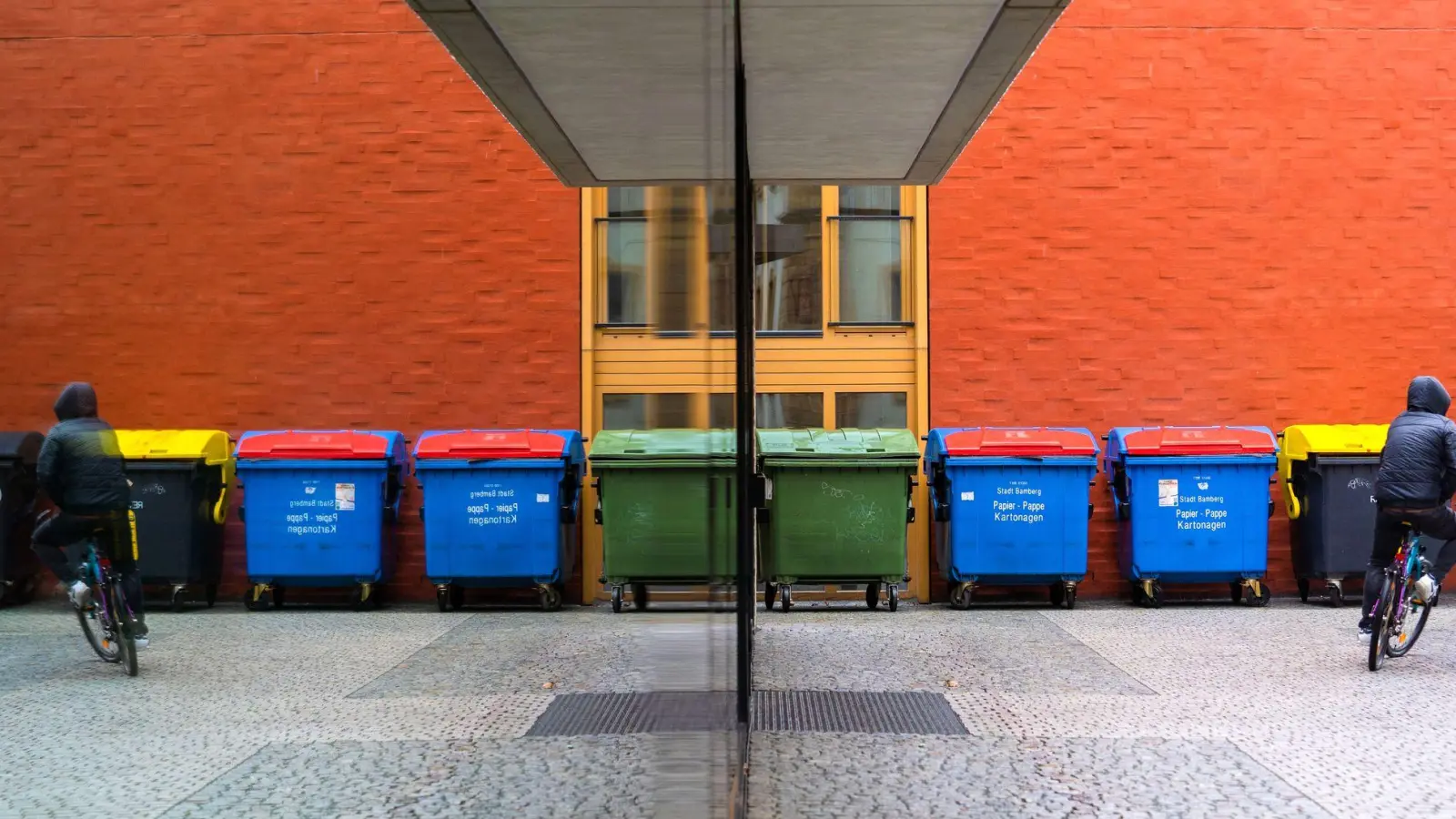 Für jeden Abfall gibt es die passende Tonne – jetzt muss man den Müll nur noch richtig einsortieren. (Foto: Nicolas Armer/dpa/dpa-tmn)