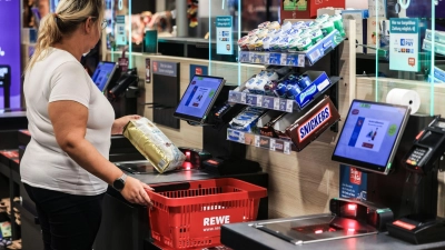 Der Handelskonzern Rewe setzte 2025 mehr um als im Vorjahr. (Archivbild) (Foto: Oliver Berg/dpa)