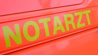 Der Notarzt holt den Feuerwehrlöscher aus seinem Wagen. (Symbolbild) (Foto: Julian Stratenschulte/dpa)