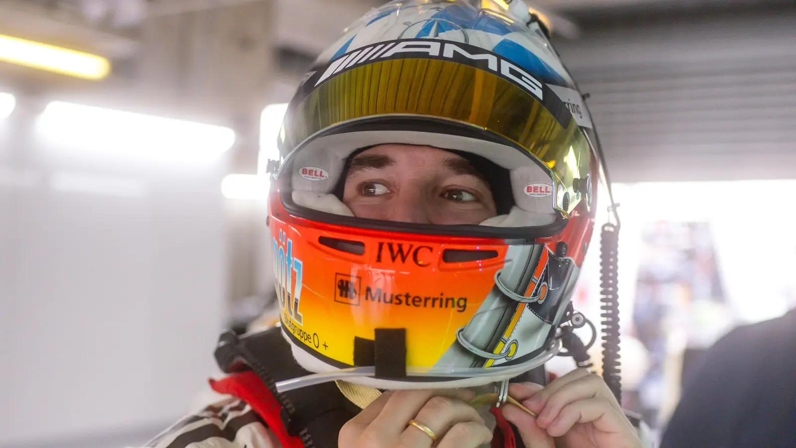 Maximilian Götz schnallt seinen Helm fest. (Foto: Gruppe C Photography)