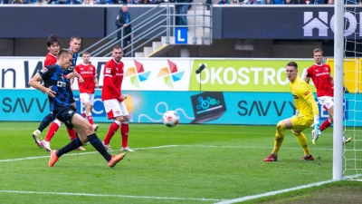 Filip Bilbija erzielt in der 50. Minute die 1:0-Führung für den SC Paderborn. (Foto: David Inderlied/dpa)