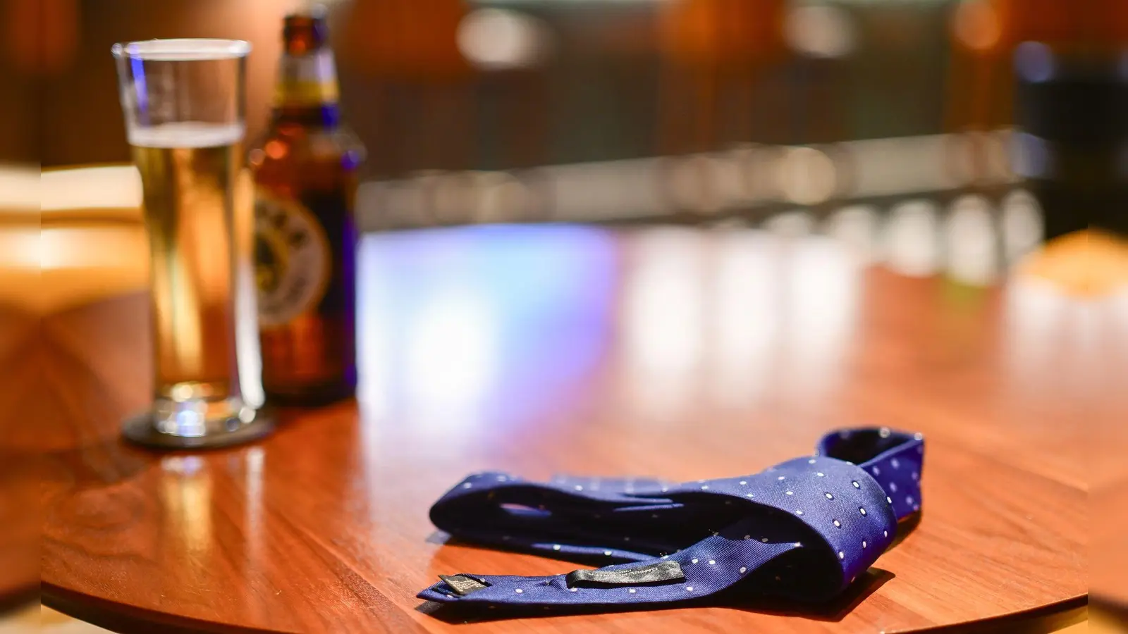 Am häufigsten wird Alkohol als problematisches Suchtmittel am Arbeitsplatz genannt. (Symbolbild)  (Foto: Sebastian Christoph Gollnow/dpa)