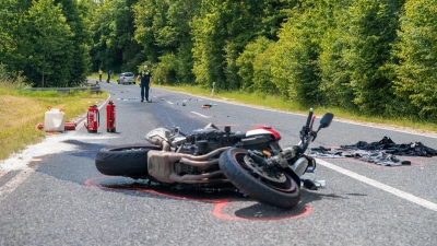 Der Motorradfahrer stieß bei Erlachskirchen mit dem Gegenverkehr zusammen und erlitt schwerste Verletzungen. (Foto: Lars Haubner/News5)