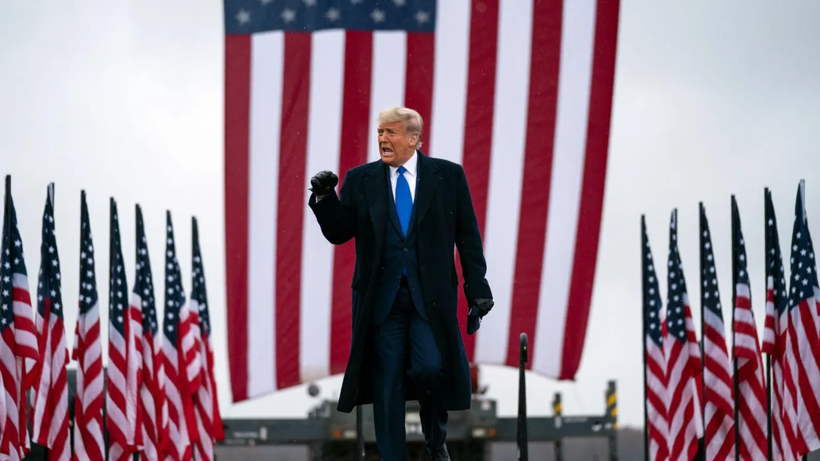 Trump will die USA mit Zöllen reich und stark machen. (Archivbild) (Foto: Evan Vucci/AP/dpa)