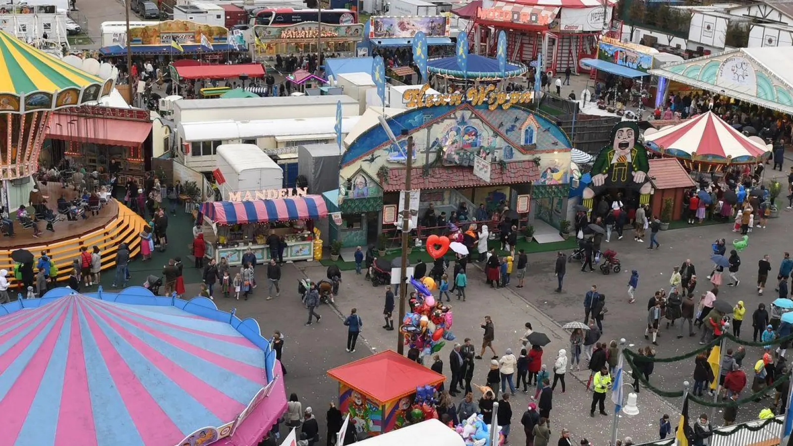 Die „Oide Wiesn” ist aus dem Riesenrad zu sehen. (Foto: Felix Hörhager/dpa)