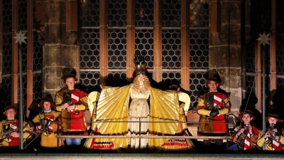 So prunkvoll wie hier bei der Eröffnung des Nürnberger Christkindlesmarktes 2024 soll auch das Kostüm des neuen Christkinds Nora Falk aussehen. (Archivbild) (Foto: Daniel Karmann/dpa)