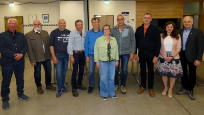 Johannes Schneider (rechts) dankte den ausscheidenden Mitgliedern (von links): Richard Strauß, Hannskarl Ruppe, Andreas Grießmeyer, Rainer Bartl, Günther Kreißelmeyer, Verena Löblein, Hans Krauß, Jürgen Pfänder und Margarita Kerschbaum. (Foto: Karl-Heinz Gisbertz)