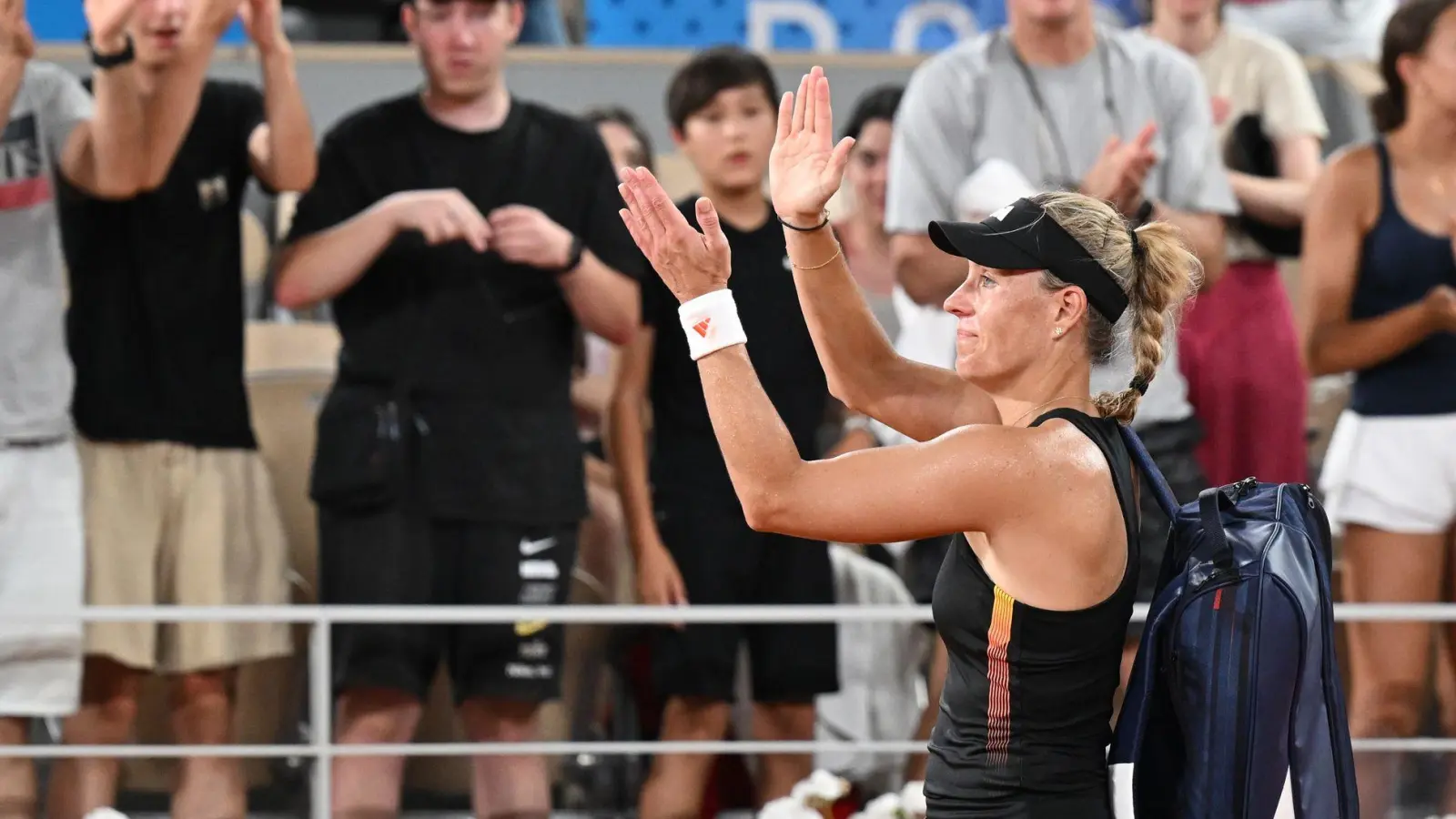 Angelique Kerber applaudiert nach ihrer Niederlage dem Publikum. (Foto: Sven Hoppe/dpa)